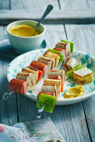 Bratwurstspieße mit Knoblauchbrot Bratwurstspieße mit Knoblauchbrot