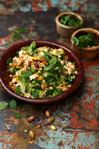 Bulgursalat mit Feta, Pistazien und Harissa-Dressing Bulgursalat mit Feta, Pistazien und Harissa-Dressing