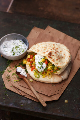 Suppengrün-Salat im Pitabrot mit Pfeffer-Feta-Creme Suppengrün-Salat im Pitabrot mit Pfeffer-Feta-Creme