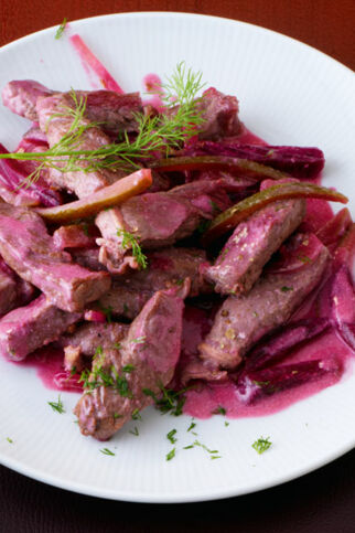 Rindergeschnetzeltes mit saurer Gurke und Roten Beten Rindergeschnetzeltes mit saurer Gurke und Roten Beten