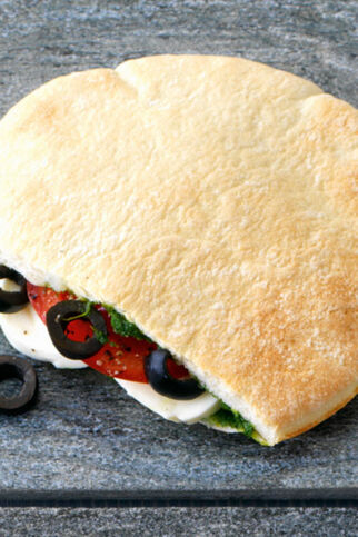 Pitabrot mit Tomaten und Mozzarella Pitabrot mit Tomaten und Mozzarella