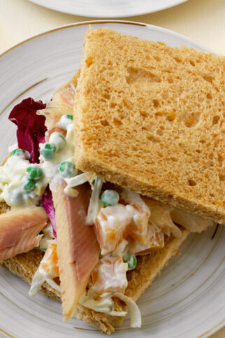 Gemüse-Tramezzini mit geräucherter Forelle Gemüse-Tramezzini mit geräucherter Forelle