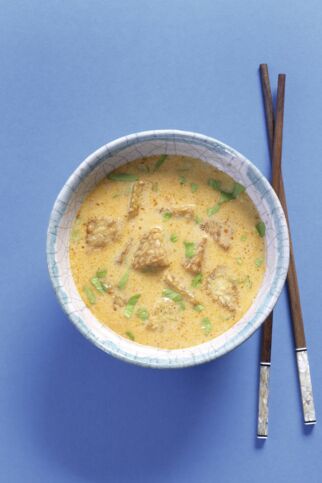 Currysuppe mit gebratenem Tempeh Currysuppe mit gebratenem Tempeh