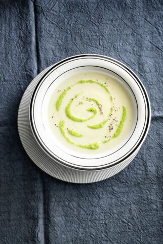 Chicorée-Cremesuppe mit Feldsalat-Pesto Chicorée-Cremesuppe mit Feldsalat-Pesto