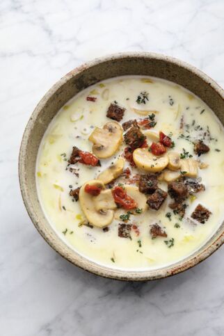 Käsesuppe mit Kräutercroutons Käsesuppe mit Kräutercroutons