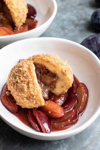 Schokoknödel mit Spekulatiusbröseln und eingelegten Zwetschgen Schokoknödel mit Spekulatiusbröseln und eingelegten Zwetschgen