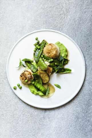 Erbsen-Minzpüree mit Jakobsmuscheln und brauner Limettenbutter Erbsen-Minzpüree mit Jakobsmuscheln und brauner Limettenbutter