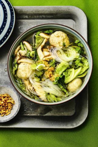 Glasnudelsuppe mit Pilzen und Fleischbällchen Glasnudelsuppe mit Pilzen und Fleischbällchen