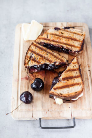 Grilled Cheese mit Brie und Kirschen Grilled Cheese mit Brie und Kirschen