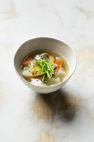 Misosuppe mit Schweinebauch und Wurzelgemüse Misosuppe mit Schweinebauch und Wurzelgemüse