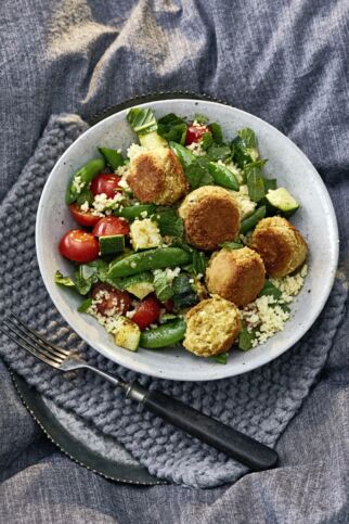Couscous mit Gemüse und Kichererbsen-Pflanzerl Couscous mit Gemüse und Kichererbsen-Pflanzerl
