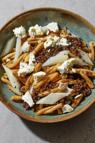 Linsen-Nudel-Salat mit Schwarzwurzeln und Feta Linsen-Nudel-Salat mit Schwarzwurzeln und Feta