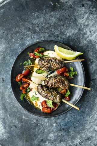 Rinder-Köfte mit Tahin und Salsa Rinder-Köfte mit Tahin und Salsa