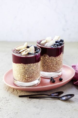 Chia-Pudding mit Acai- und Heidelbeeren Chia-Pudding mit Acai- und Heidelbeeren