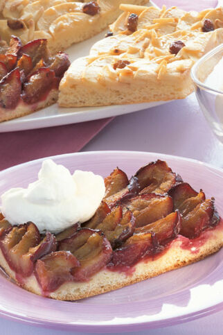 Hefeblechkuchen mit Früchten Hefeblechkuchen mit Früchten