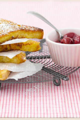 Arme Ritter mit Kirschkompott Arme Ritter mit Kirschkompott