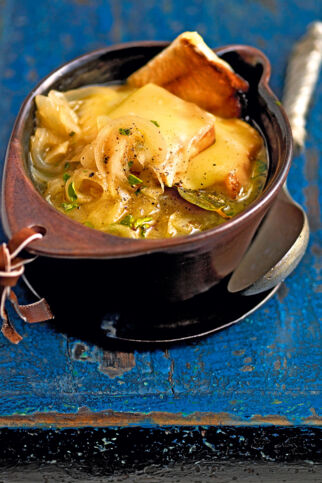 Französische Zwiebelsuppe mit Majoran und Raclettetoast Französische Zwiebelsuppe mit Majoran und Raclettetoast