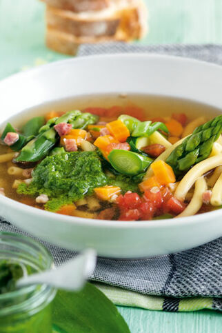 Minestrone mit jungem Gemüse Minestrone mit jungem Gemüse