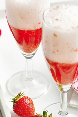 Rosa-Wolke-Sekt mit Erdbeeren Rosa-Wolke-Sekt mit Erdbeeren