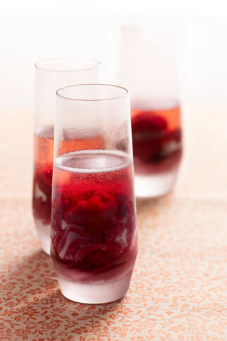 Kir Royal mit Schwarzem Johannisbeersorbet Kir Royal mit Schwarzem Johannisbeersorbet