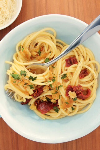 Spaghetti mit Brotbröseln Spaghetti mit Brotbröseln