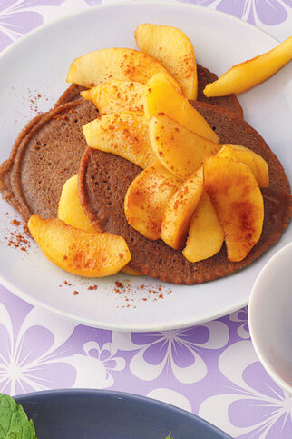 Buchweizenpfannkuchen mit karamellisierten Äpfeln Buchweizenpfannkuchen mit karamellisierten Äpfeln
