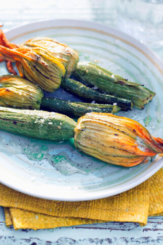 Gefüllte Zucchiniblüten mit Ricotta und Parmesan Gefüllte Zucchiniblüten mit Ricotta und Parmesan