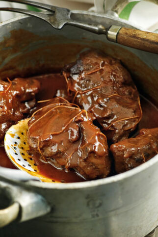 Sauerbraten mit Preiselbeeren Sauerbraten mit Preiselbeeren