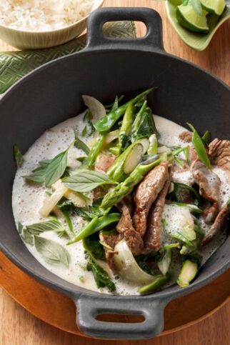 Scharfe grüne Curry-Kokos-Sauce zu geschnetzeltem Rindfleisch Scharfe grüne Curry-Kokos-Sauce zu geschnetzeltem Rindfleisch