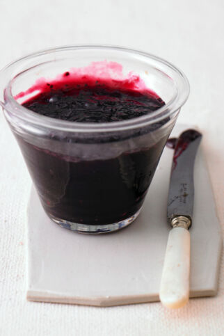 Roh gerührte Johannisbeerkonfitüre Roh gerührte Johannisbeerkonfitüre