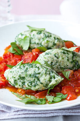 Spinatnocken mit geschmolzenen Tomaten Spinatnocken mit geschmolzenen Tomaten