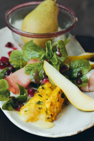 Feldsalat mit Brie und Preiselbeer-Dressing Feldsalat mit Brie und Preiselbeer-Dressing