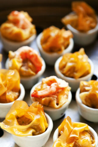 Gefüllte Teigtaschen (Khanom Jib) Gefüllte Teigtaschen (Khanom Jib)