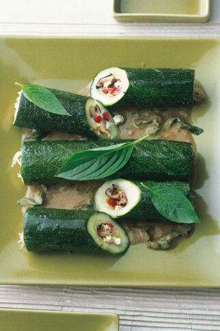 Gefüllte Zucchini mit Basilikum-Kokossauce Gefüllte Zucchini mit Basilikum-Kokossauce