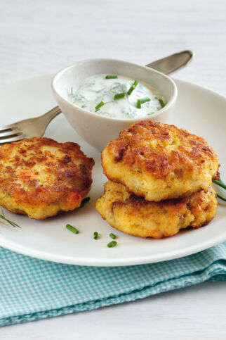 Fischbuletten mit Kräuter-Dip Fischbuletten mit Kräuter-Dip