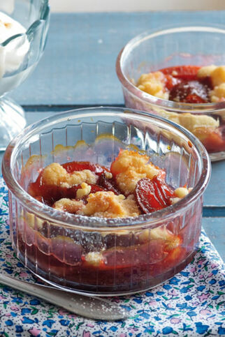 Zwetschgen-Crumble mit Zimtsahne Zwetschgen-Crumble mit Zimtsahne