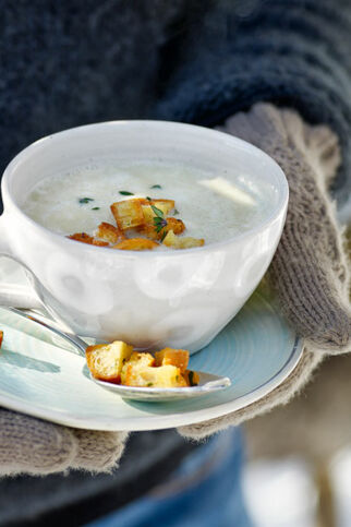 Pastinakencremesuppe mit Thymiancroûtons Pastinakencremesuppe mit Thymiancroûtons