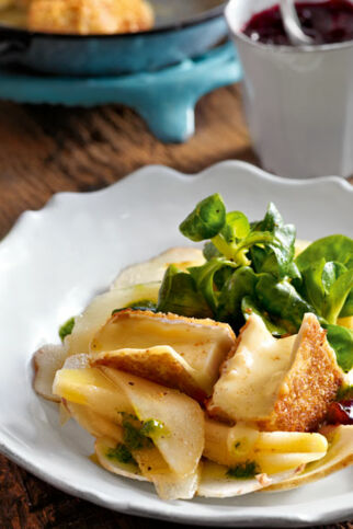 Topinambur-Feldsalat mit gebackenem Camembert Topinambur-Feldsalat mit gebackenem Camembert