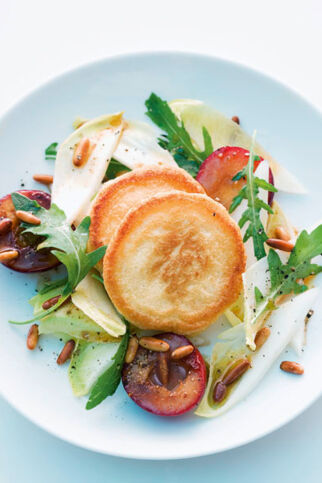 Rucola-Chicorée-Salat mit Parmesan-Blini Rucola-Chicorée-Salat mit Parmesan-Blini