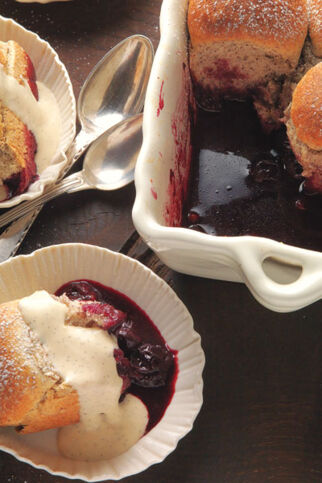 Warme Mohnbuchteln mit Vanillesauce und Schwarzbeeren Warme Mohnbuchteln mit Vanillesauce und Schwarzbeeren