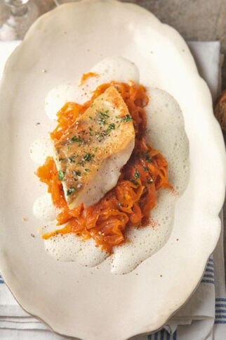 Gebratener Zander auf Paprikakraut mit Rieslingschaum Gebratener Zander auf Paprikakraut mit Rieslingschaum