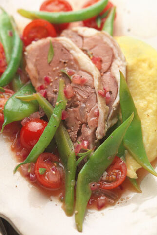 Gesottene Lammschulter mit lauwarmem Bohnensalat und Polentasterz Gesottene Lammschulter mit lauwarmem Bohnensalat und Polentasterz