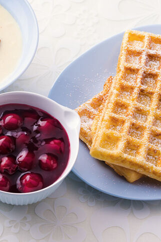 Waffeln mit Kirschsauce Waffeln mit Kirschsauce