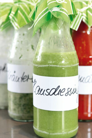 Kräuter-Vinaigrette mit scharfem Senf Kräuter-Vinaigrette mit scharfem Senf