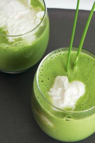 Pochiertes Ei im grünen Glas Pochiertes Ei im grünen Glas