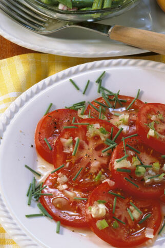 Tomatensalat mit Zwiebeln Tomatensalat mit Zwiebeln