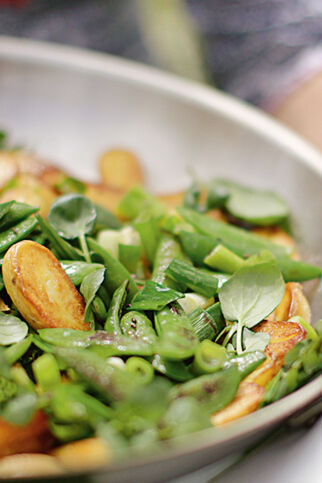 Frühkartoffelpfanne mit Zuckerschoten Frühkartoffelpfanne mit Zuckerschoten