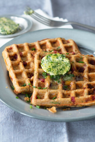 Speckwaffeln mit Kräuterbutter Speckwaffeln mit Kräuterbutter