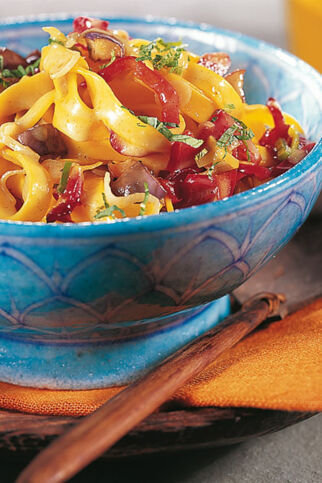 Kurkuma-Nudeln mit Gemüse Kurkuma-Nudeln mit Gemüse