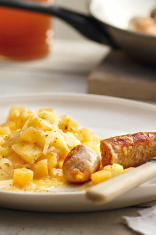 Steckrüben-Apfel-Gemüse mit Bratwürsten Steckrüben-Apfel-Gemüse mit Bratwürsten